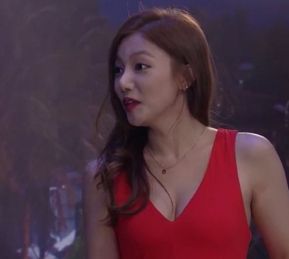 16일 방송된 'SNL 9'에서 가슴골이 드러나는 빨간 원피스를 입고 이목을 끌었다. 사진=tvN