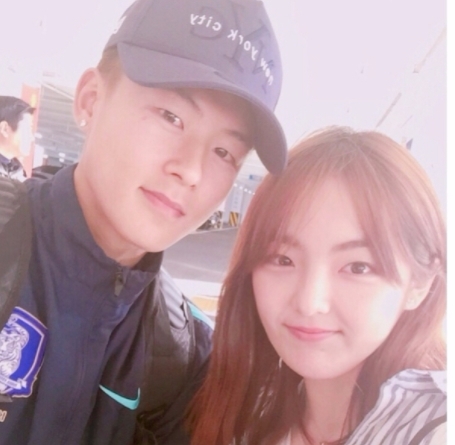 지난 16일 이승우가 팀 동료와 찍은 셀카가 화제인 가운데 지난 5월 이승우와 사진을 찍었던 배우 서신애의 성숙한 미모가 담긴 셀카도 공개되며 눈길을 끌고 있다. 사진=서신애 인스타그램