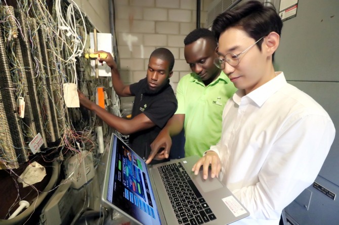 KT 직원이 보스턴시 한 아파트에 기가와이어를 설치하고 인터넷 다운로드 속도를 측정하고 있는 모습.