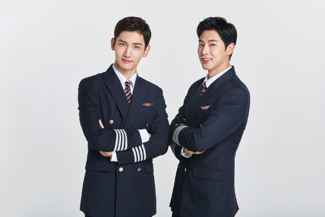 제주항공은 최강창민이 군복무를 마치고 복귀함에 따라 유노윤호와 함께 동방신기 완전체로 제주항공 모델이 된 이들의 화보를 18일 공개했다. 사진=제주항공