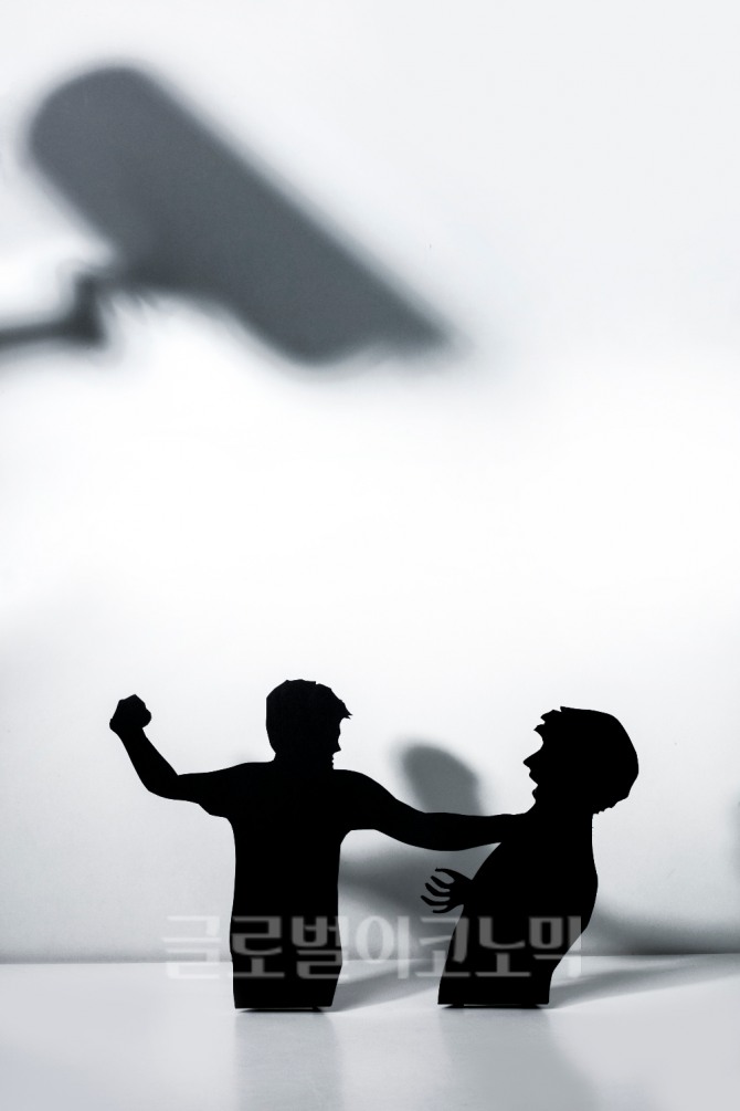 최근 천안 여중생 폭행사건 영상이 SNS(사회관계망서비스) 상에 유포되는 등 논란이 채 가시기도 전에 또다시 인천에서 남중생 폭행 사건이 또다시 발생해 충격을 안겨주고 있다. 이 같은 남중생 폭행 사건은 페이스북에서 시비가 붙어 야기됐다.