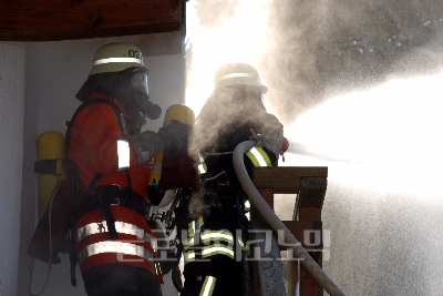 19일 오후 7시30분쯤 남양주시 화도읍 성생공단 내 섬유 공장에서 화재가 발생했다. 이 화재로 내부에서 작업을 하고 있던 근로자 1명이 사망하고 3명이 부상당한 것으로 알려졌다. 