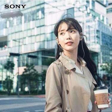 WI-1000X을 착용중인 홍보모델 아이유.