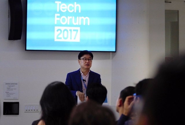 윤부근 삼성전자 CE부문 사장이 지난 19일 미국 실리콘밸리 삼성 리서치 아메리카에서 열린 테크포럼 2017에서 발언하고 있다.