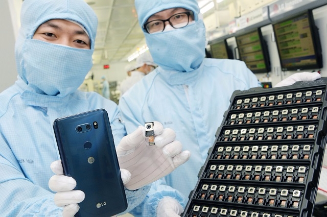 LG V30과 카메라모듈을 소개하고 있는 LG이노텍 광주공장 연구원들.