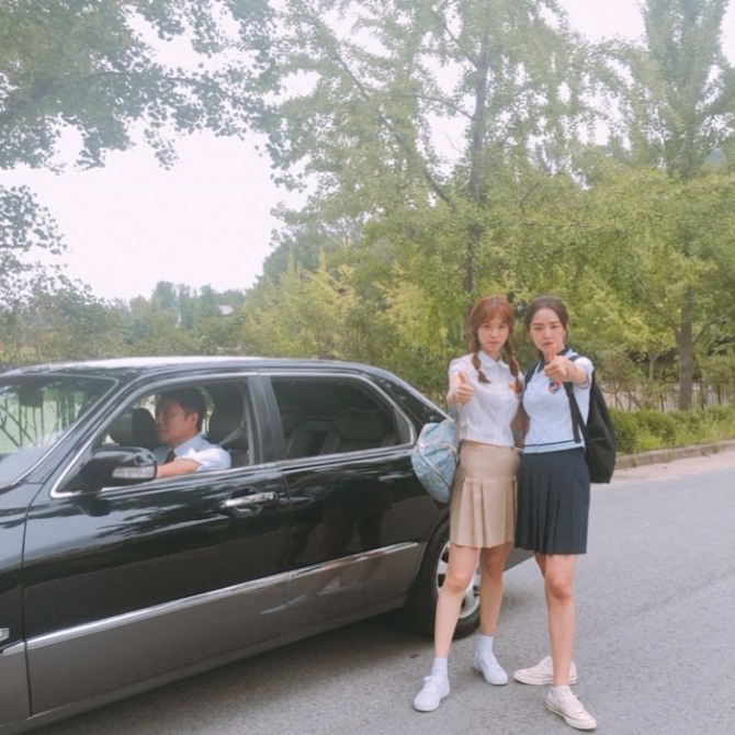 KBS2 주말드라마 '황금빛 내인생'에서 서지안과 서지수로 쌍둥이 자매 케미를 보여주는 신혜선(우)과 서은수의 교복 비하인드 컷이 공개됐다. 사진=서은수 인스타그램 캡처