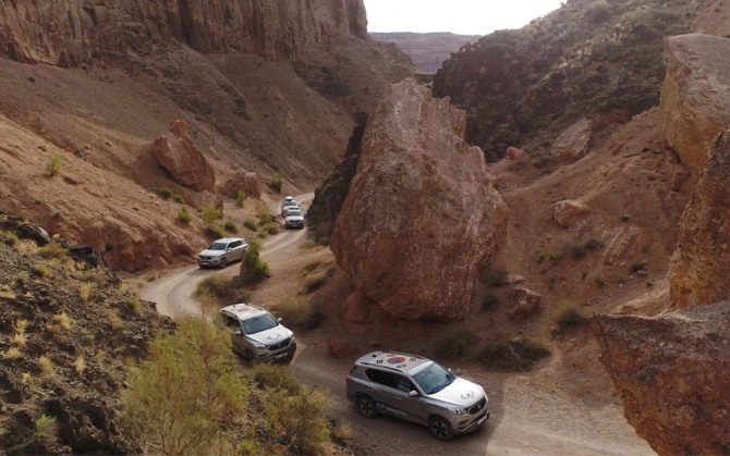 G4 렉스턴이 카자흐스탄 협곡을 지나고 있다. 사진=쌍용차 제공