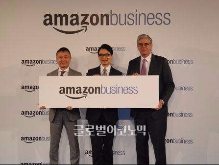 아마존 재팬 재스퍼 청 대표(가운데)와 아마존 닷컴의 스티브 프레이저 부사장(오른쪽)이 일본에서 '아마존 비즈니스' 론칭을 알리고 있다.