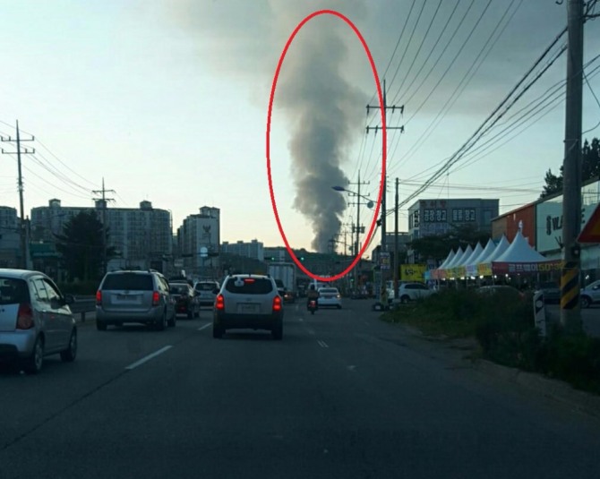 21일 오후 5시 7분쯤 경기도 광주 초월읍 포장 완충재 생산공장에서 불이나 10여명이 부상당했다. 사진=트위터 