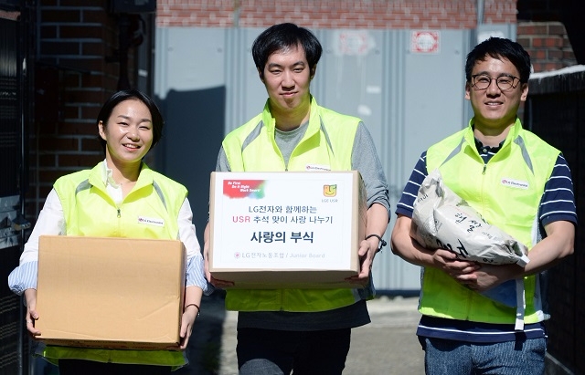 LG전자 노동조합이 지난 21일 이웃들에게 생필품이 담긴 부식 박스를 전달했다.