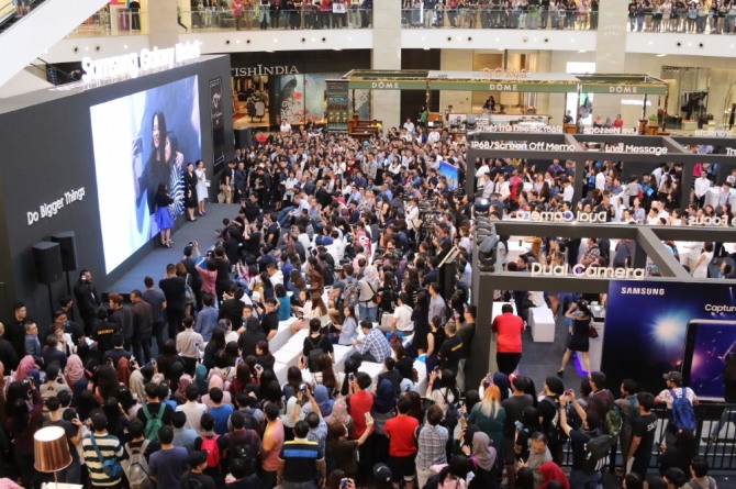 지난 21일(현지시간) 삼성전자가 말레이시아 쿠알라룸푸르 대형 쇼핑몰 파빌리온 쿠알라룸푸르에서 '갤럭시 노트8' 출시 행사를 진행했다. 