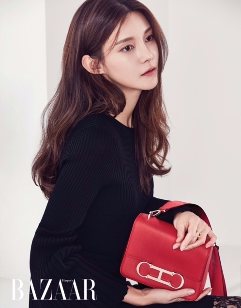 배우 차예련이 가을 분위기를 물씬 풍기는 화보가 25일 공개됐다. 사진='바자' 제공