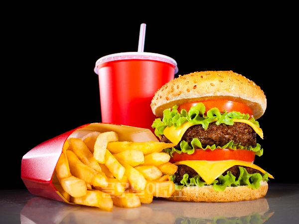 맥도날드가 위생당국 점검 시 새니타이저 제품을 햄버거에 뿌리는 방식으로 점검을 피해갔다고 주장한 한 점주에 대해 허위사실 유포 등으로 법적 조치를 취하기로 했다.