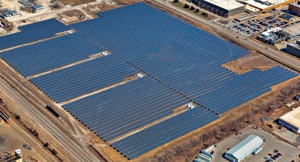 한화큐셀이 2014년 6월 미국 인디애나폴리스 메이우드 지역에 조성한 태양광 발전소.