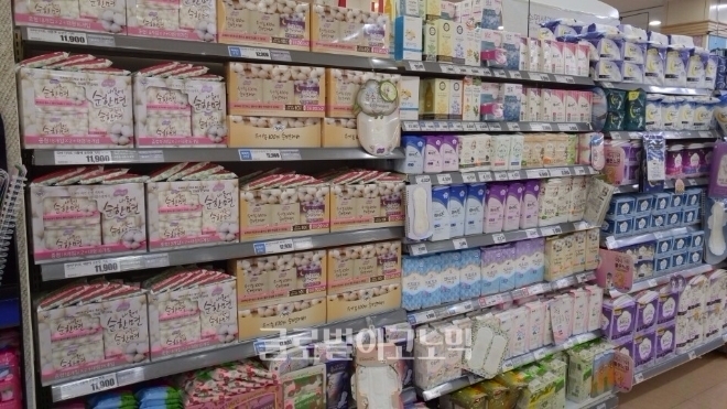 식품의약품안전처는 전남 영암군 소재 생리대 제조업체 한국다이퍼에서 밀수입한 생리대에 대해 판매금지 및 회수 조치한다고 26일 밝혔다. 