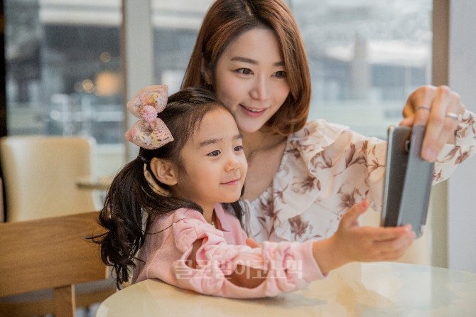 영·유아용 '키즈 콘텐츠'가 불황 없는 먹거리로 떠오르고 있다. 이동통신사, 포털 등은 각자 차별된 콘텐츠와 기술 확보에 열을 올리고 있다.