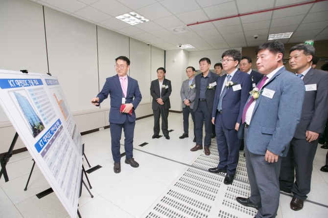  KT Mass 총괄 임헌문 사장과 KGC 인삼공사 박정욱 사장을 비롯한 주요 고객사 관계자들이 대전IDC 시설을 돌아보고 있다.