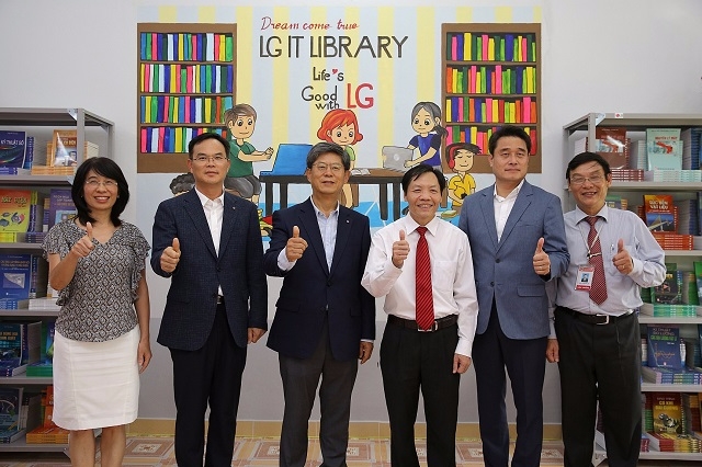 LG 전자계열 3사가 베트남 하이퐁폴리텍대학교에 IT 도서관을 기증했다.