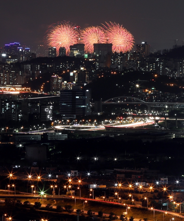 30일 오후 1시부터 서울 여의도 한강공원에서 '2017서울세계불꽃축제'가 열린다. / 사진=뉴시스