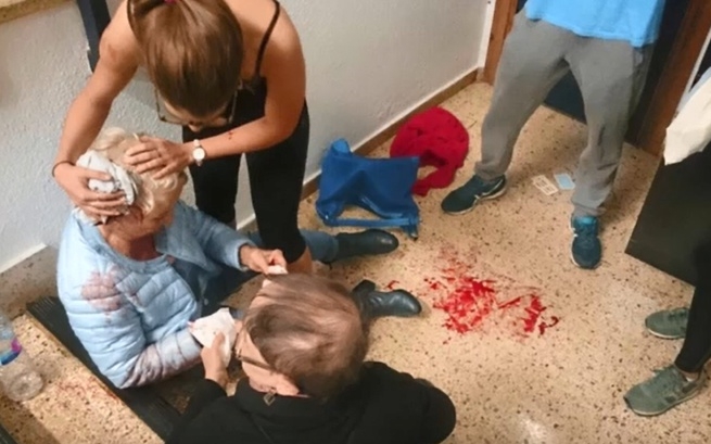 카탈루냐 독립 투표소를 지키는 시민과 진압한 경찰간의 폭력으로 부상당한 주민. 사진=유투브