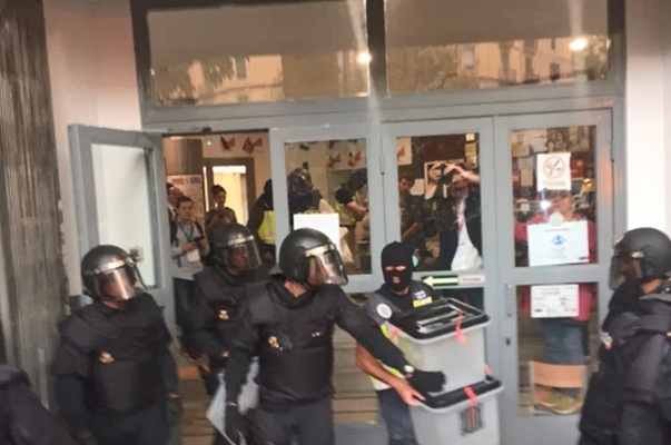 카탈루냐 독립 투표소를 기습해 투표함을 회수하는 스페인 경찰. 사진=유투브