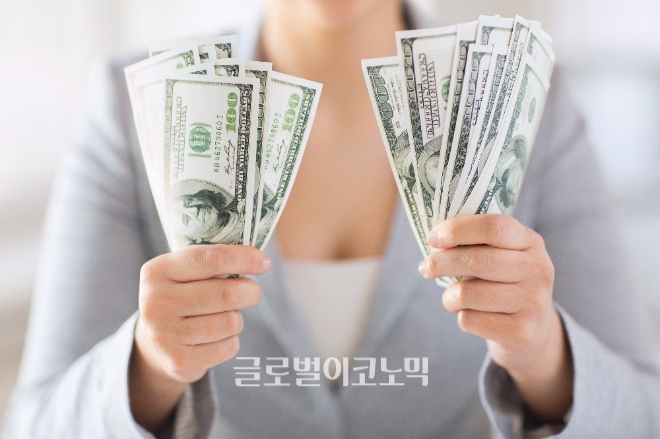 로또 당첨금 지급 기한은 지급개시일로부터 1년이다. 휴일인 경우 익영업일이다. 