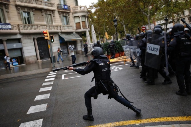 카탈루냐의 분리 독립을 반대하는 스페인 중앙정부가 1일(현지 시간) 치러진 여론투표에서 경찰들이 카탈루냐 시민들을 강제 진압하고 있다. 사진=AP/뉴시스