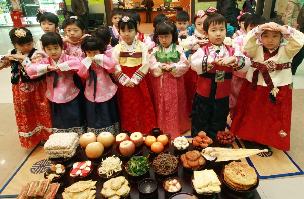서울의 한 대형마트에서 차례상 차리기 행사에 참가한 어린이들이 차례 지내는 법을 배우고 있다. / 사진=뉴시스