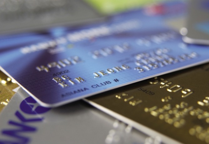 시중 카드사들이 저금리로 조달한 자금을 20% 고금리로 고객에게 대출해 주는 것으로 확인돼 대부업체 못지 않다는 비판이 일고있다.