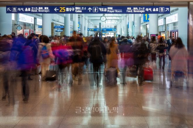 인천공항 탑승객들이 안개·미세먼지로 인한 연착 및 지연으로 불편을 겪고 있다.