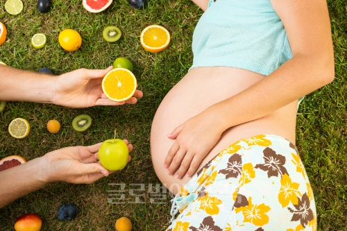 임산부의 날을 맞아 기업은 각종 행사를 열었지만 여성단체들은 조용하다.