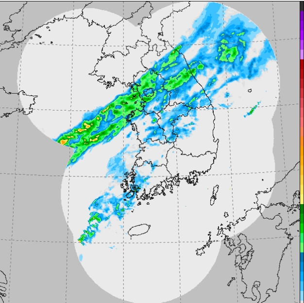 기상청은 주간날씨와 관련 12일은 남쪽을 지나는 기압골의 영향을 받아 전국이 대체로 흐리고 서울.경기도를 제외한 전국 대부분 지역에서 낮부터 저녁 사이에 비가 오겠다고 예보했다./11일 오전 8시47분 기상청 비구름 영상화면