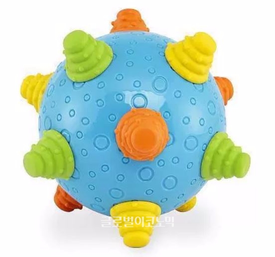 질식사 위험으로 긴급 리콜된 토이저러스의 유아장난감 '위글볼'.