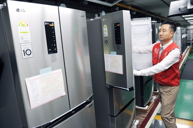 LG전자가 김치냉장고 ‘디오스 김치톡톡’ 생산을 위해 추석 연휴에도 경남 창원 생산라인을 가동했다.