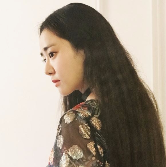 배우 문근영의 아름다운 자태가 누리꾼들의 이목을 집중시켰다. 사진=나무엑터스 공식 인스타그램 캡처 