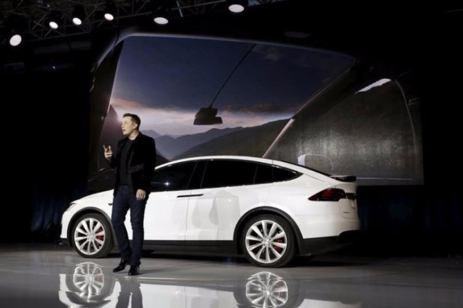 전기차 테슬라의 최고경영자 일론 머스크가 SUV X모델에 대해 소개하고 있다. 사진=로이터/뉴스1