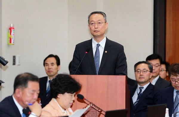 지난 12일 국정감사에 참석한 백운규 산업부 장관. 