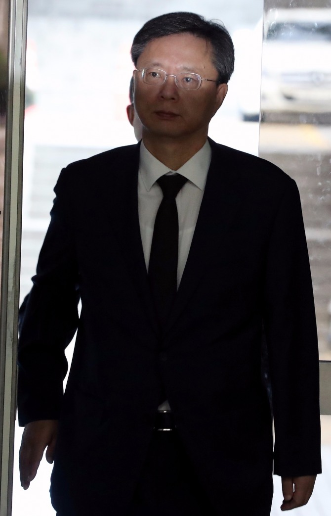 우병우 전 청와대 민정수석이 본인의 형사재판을 받던 도중 불량한 태도를 보여 13일 재판부로부터 경고를 받았다. 사진=뉴시스 