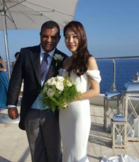 아시아 최대 저가항공인 에어아시아 그룹의 토니 페르난데스(53) 회장이 한국인 여성과 결혼한 사실이 알려지며 16일 관심이 집중되고 있다.  사진=더스타 캡처