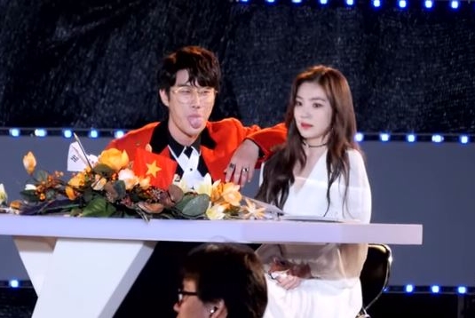 래퍼 산이가 아이린 어깨에 손을 올리고 혀를 내미는 모습이 논란을 빚고 있다. 사진=유튜브 화면 캡처