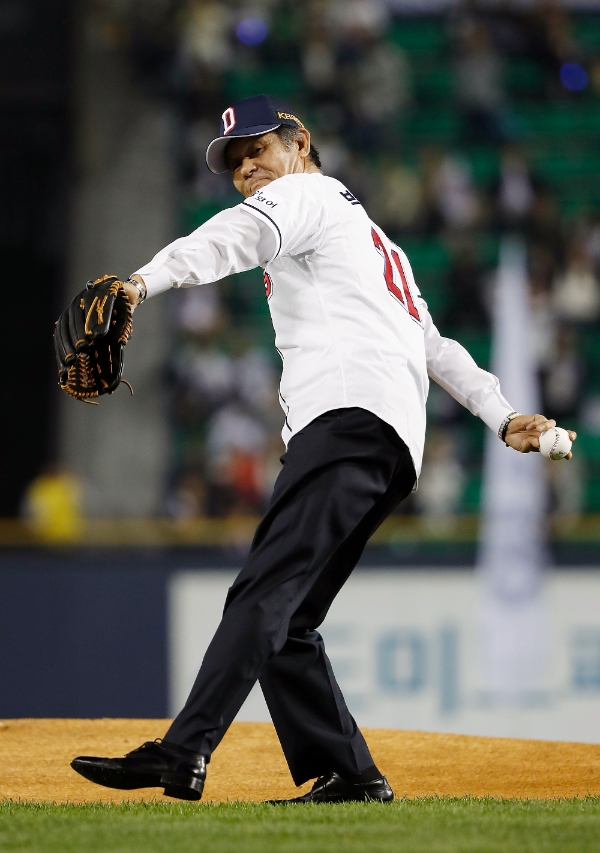 17일 서울 잠실야구장에서 열린 2017 KBO 포스트시즌 플레이오프 두산 베어스 대 NC 다이노스의 경기, 박철순이 시구를 하고 있다. / 뉴시스