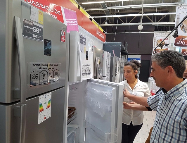 튀니지 할인점 ‘까르푸(Carrefour)’ 에서 동부대우전자 냉장고를 구경하고 있는 현지 소비자 모습.