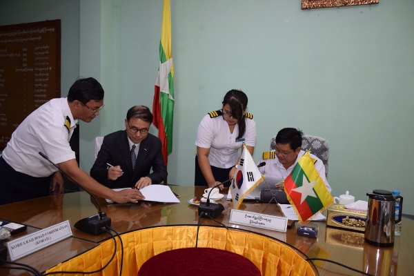 코레일 해외사업단 이계승 부장(사진 왼쪽)과 미얀마 철도청장 툴레인 윈 이 '미얀마 객차 100량 구매 컨설팅 사업' 계약서에 서명하고 있다. / 코레일 제공