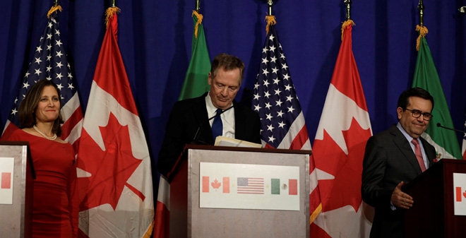시작부터 난항을 겪고 있는 미국·캐나다·멕시코의 NAFTA 재협상 4차 협상이 결렬됐다. (왼쪽부터) 크리스티아 프리랜드 캐나다 외무장관, 로버트 라이트하이저 미 USTR 대표, 일데폰소 과하르도 멕시코 경제장관 / 사진=로이터/뉴스1