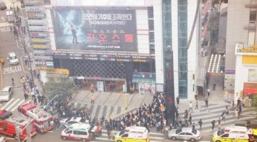서울 강남역 인근에서 차량이 상가로 돌진하는 사고가 발생한 가운데 18일 보배드림 사이트에 사고 당시 모습이 나와 관심이 쏠리고 있다. 사진=보배드림 사이트 