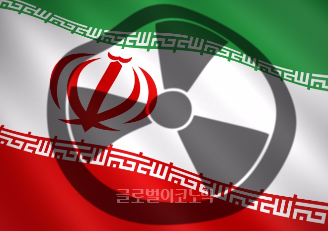 ‘이란 최고 지도자’ 아야톨라 알리 카메네가 핵협적 합의사항을 지킬 것으로 공연했다. 지난 13일 도널드 트럼프 대통령의 ‘이란 핵협정 불인증’ 선언에 대한 강력한 경고 메시지를 보낸 것이다. 이와 함께 이란 최고 지도자에 대한 궁금증도 이어졌다. 