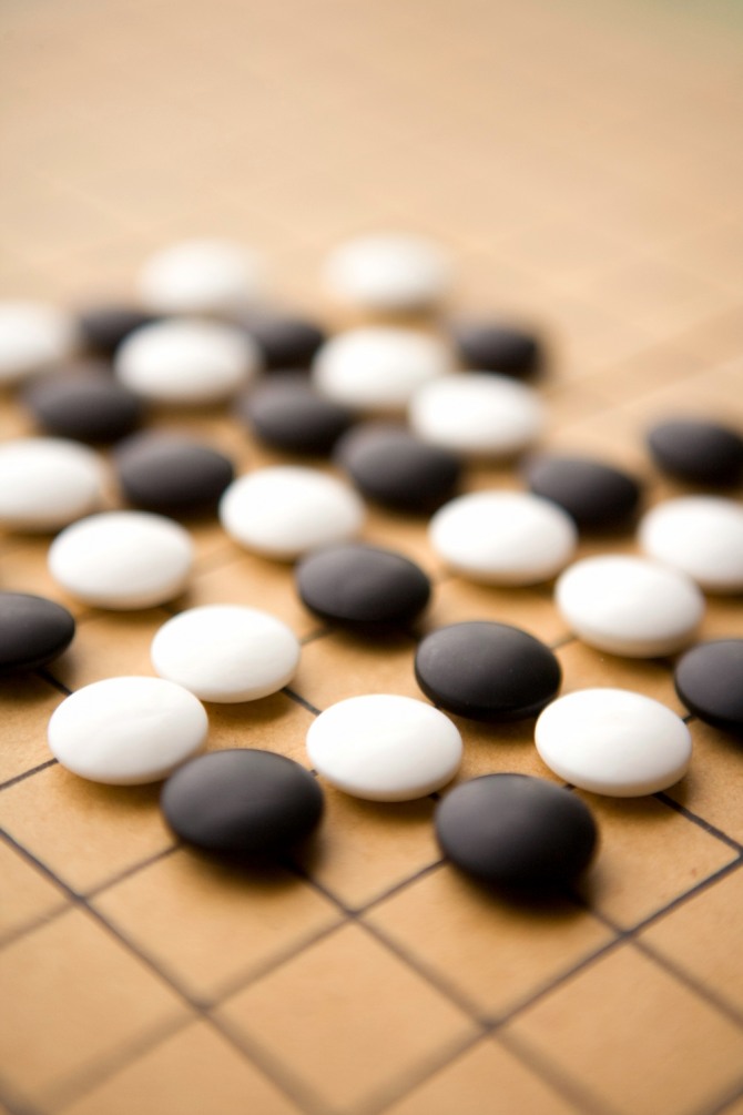 알파고 개발사인 구글 딥마인드가 19일 '인간 지식 없이 바둑을 마스터하기'(Mastering the game of Go without human knowledge)라는 논문을 '네이처'에 발표했다. 이번에 공개된 알파고제로는 기존 알파고 버전과는 달리 규칙만으로도 학습이 가능한 것이 특징이다. 사진=글로벌이코노믹 