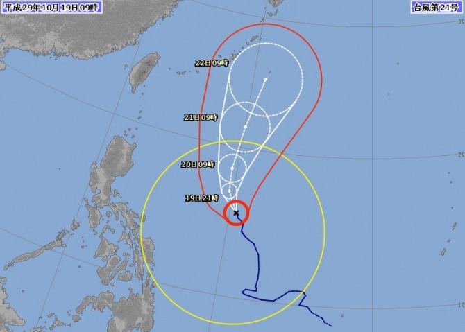 21호 태풍 ‘란’이 19일 오전 필리핀 동해상에서 북동쪽으로 방향을 틀면서 다음주 초 일본 열도에 상륙할 전망이다. 제주도와 남해안도 같은 시기에 간접 영향을 받을 것으로 예상된다 / 사진=일본 기상청