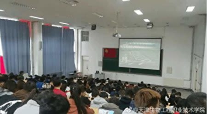 대학교에서도 3시간에 걸친 생방송으로 학업을 대신했다. 자료=웨이보