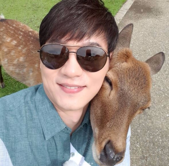 김승수가 지난달 일본 오사카 사슴공원에서 사슴과 찍은 인증샷을 SNS에 공개했다. 사진=김승수 인스타그램